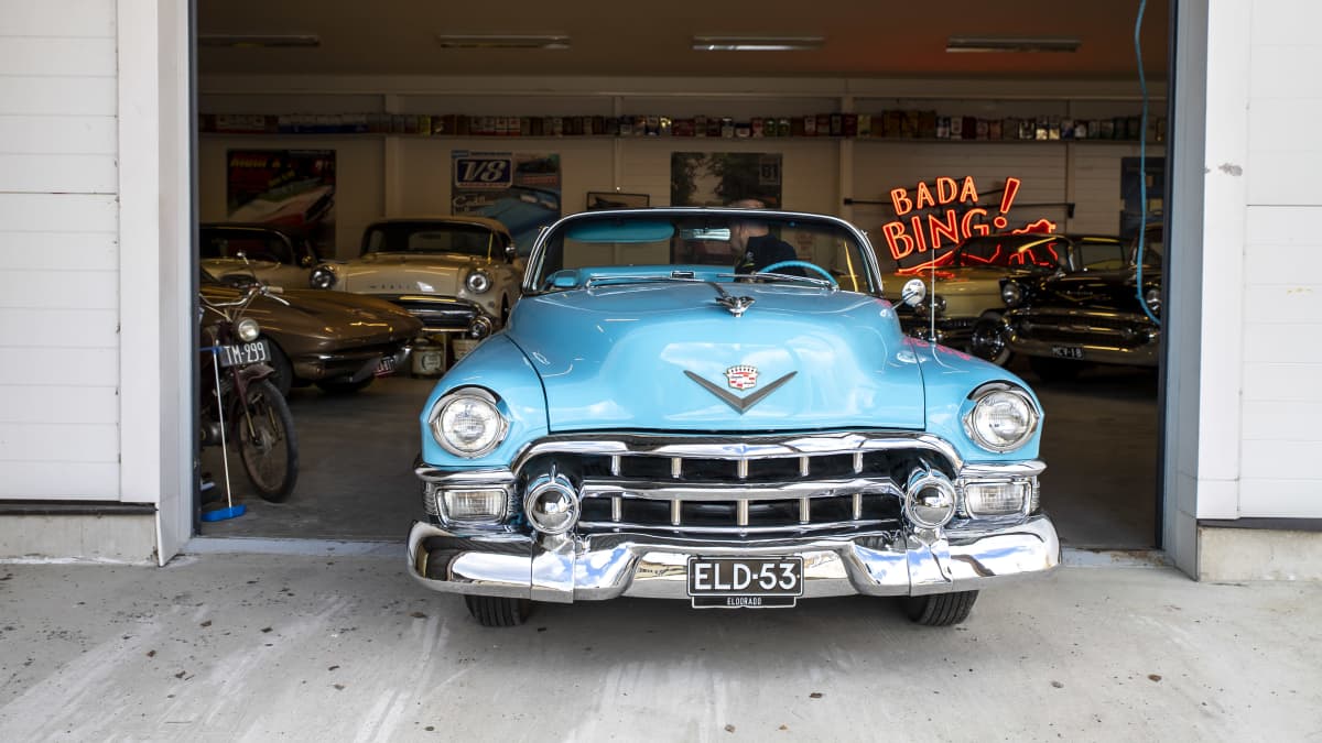 Cadillac Eldorado 1953 peruuttamassa halliin.
