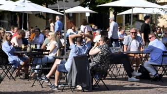 Ihmisiä terassilla.