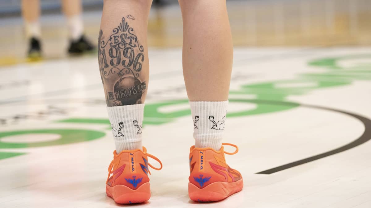 Sara Rokkanen, jalat joissa tatuointi.