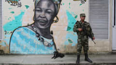 Kolumbialainen sotilas valvoo Buenaventurassa kaupungin katua.