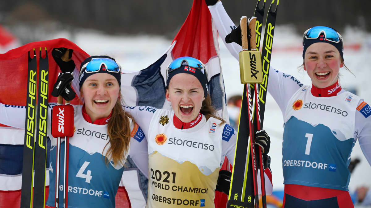 Norjalaiset Marte Leinan Lund, Gyda Westvold Hansen ja Mari Leinan Lund ottivat kolmoisvoiton, kun naisten yhdistetty debytoi MM-tasolla kaksi vuotta sitten. Ennen MM-debyyttiä lajissa oli järjestetty vain yksi maailmancupin kilpailu. 