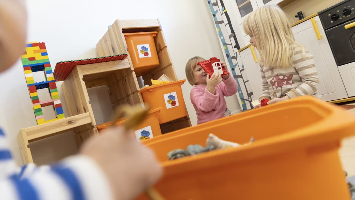 Lapsia leikkimässä Varpaisjärven päiväkodin leikkihuoneessa.
