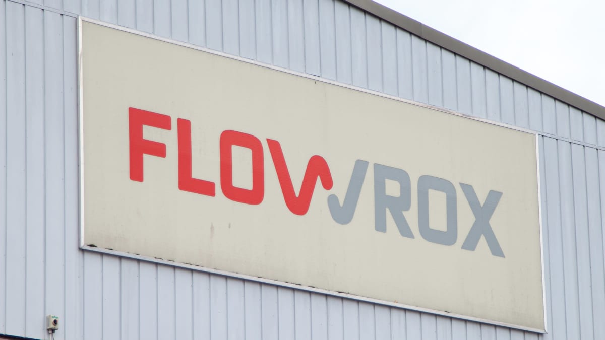 Flowrox -kyltti Lappeenrannan toimipisteen katolla.