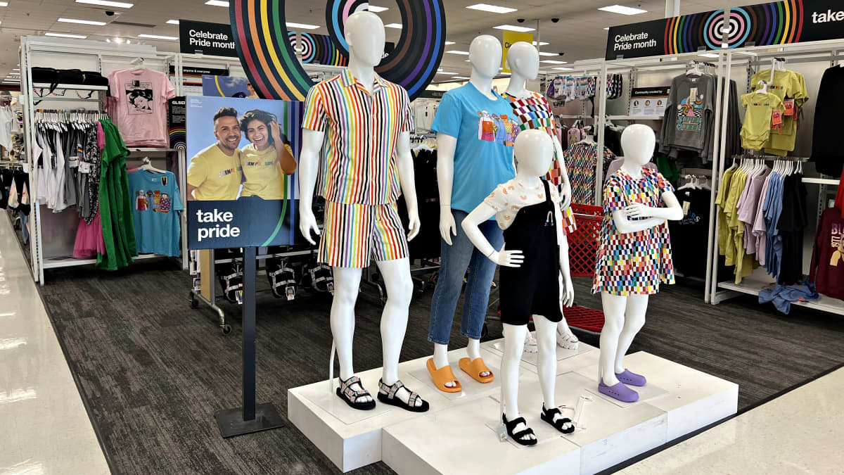 Target-kaupan esillepano pride-osaston vaatteista.