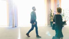 Mika Aaltola kävelee.