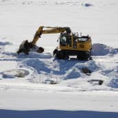 Kaivinkone Kouvolan rautatie- ja maantieterminaalin työmaa-alueella.