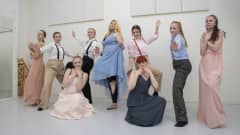 Hämeenlinnalainen tanssiryhmä poseeraa naatu naatu -tanssikoreografian asennoissa.