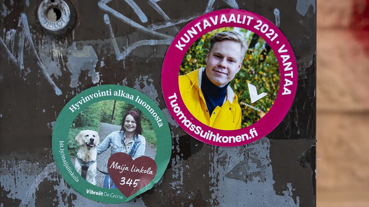 vanhoja vuoden 2021 kuntavaali mainostarroja sähkökaapissa Vantaalla