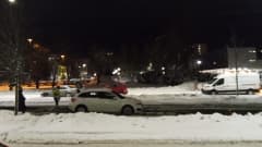 Henkilöauto jumissa ratikkaraiteilla.
