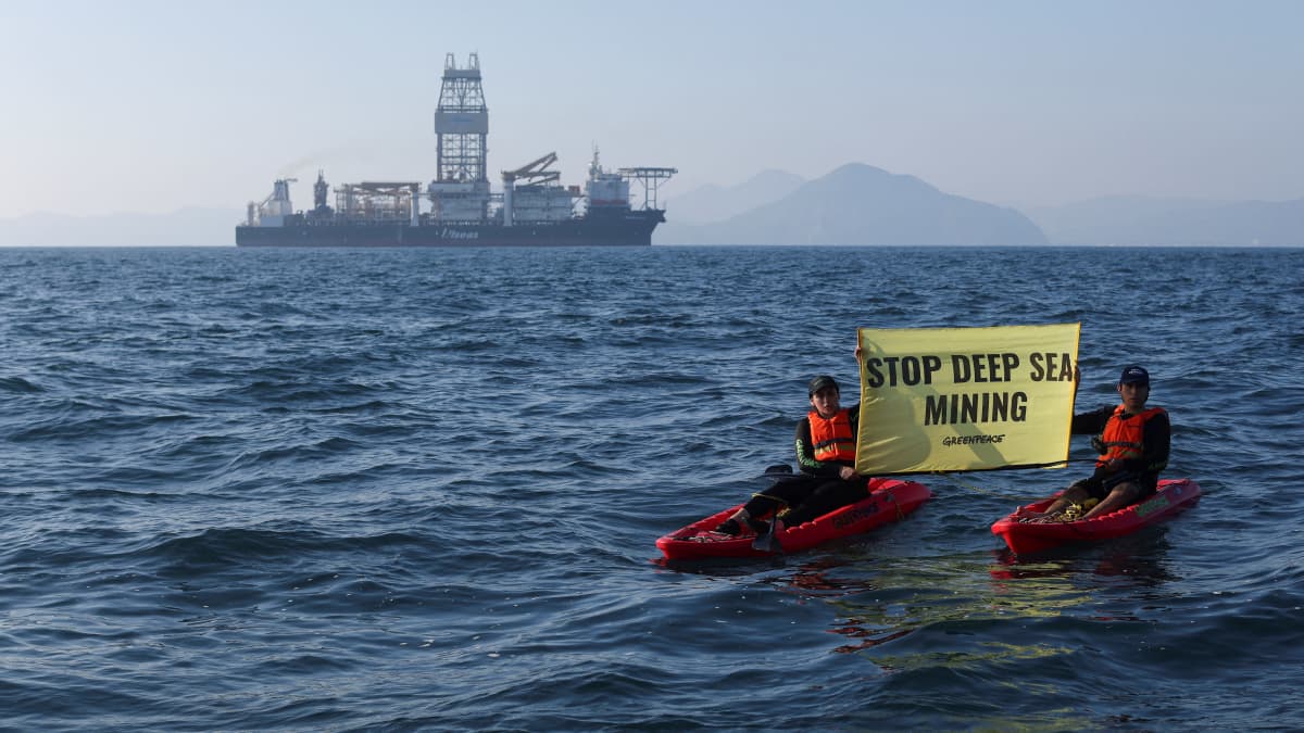 Greenpeacen aktivistit Uudesta-Seelannista ja Meksikosta kohtaavat kanadalaisen The Metals Companyn tilaaman syvänmeren kaivosaluksen Hidden Gem.