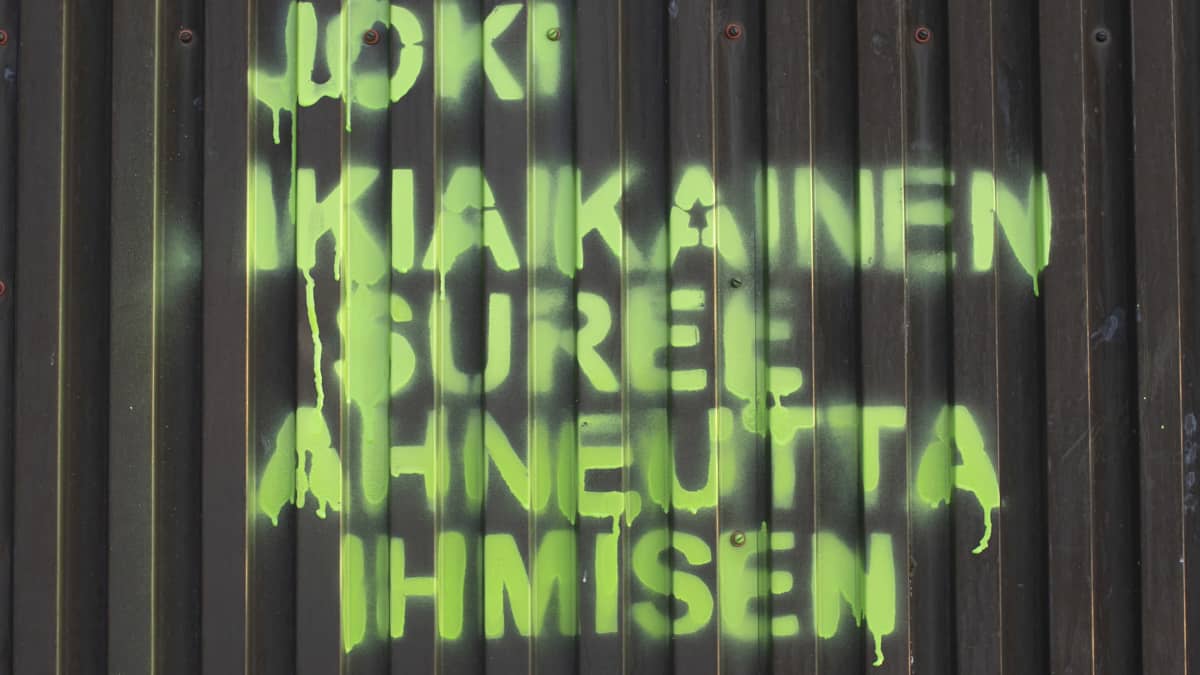 Graffiti kuva voimalaitoksen seinässä.