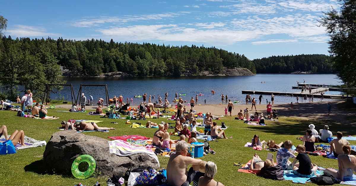 Varmt och soligt väder lockade många till badstranden | Inrikes ...