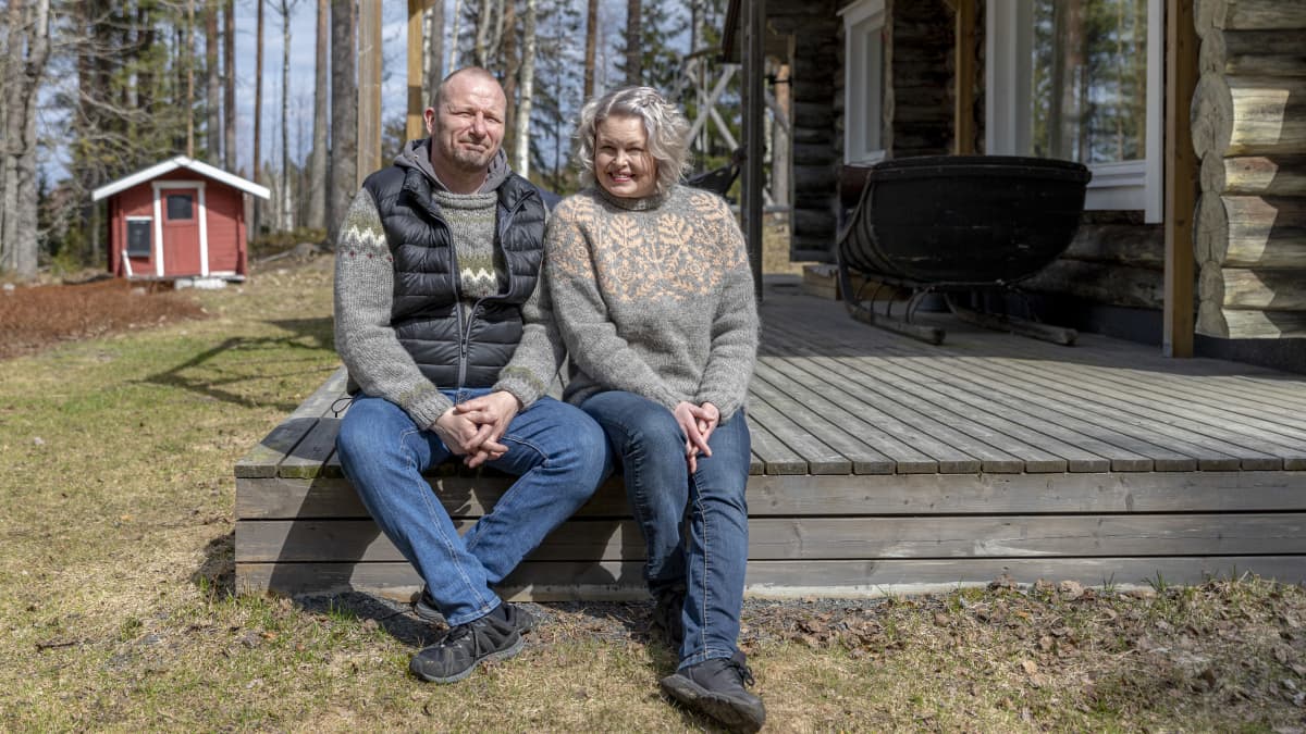 Teppo ja Suvi Heinola istuvat vierekkäin talonsa terassin reunalla