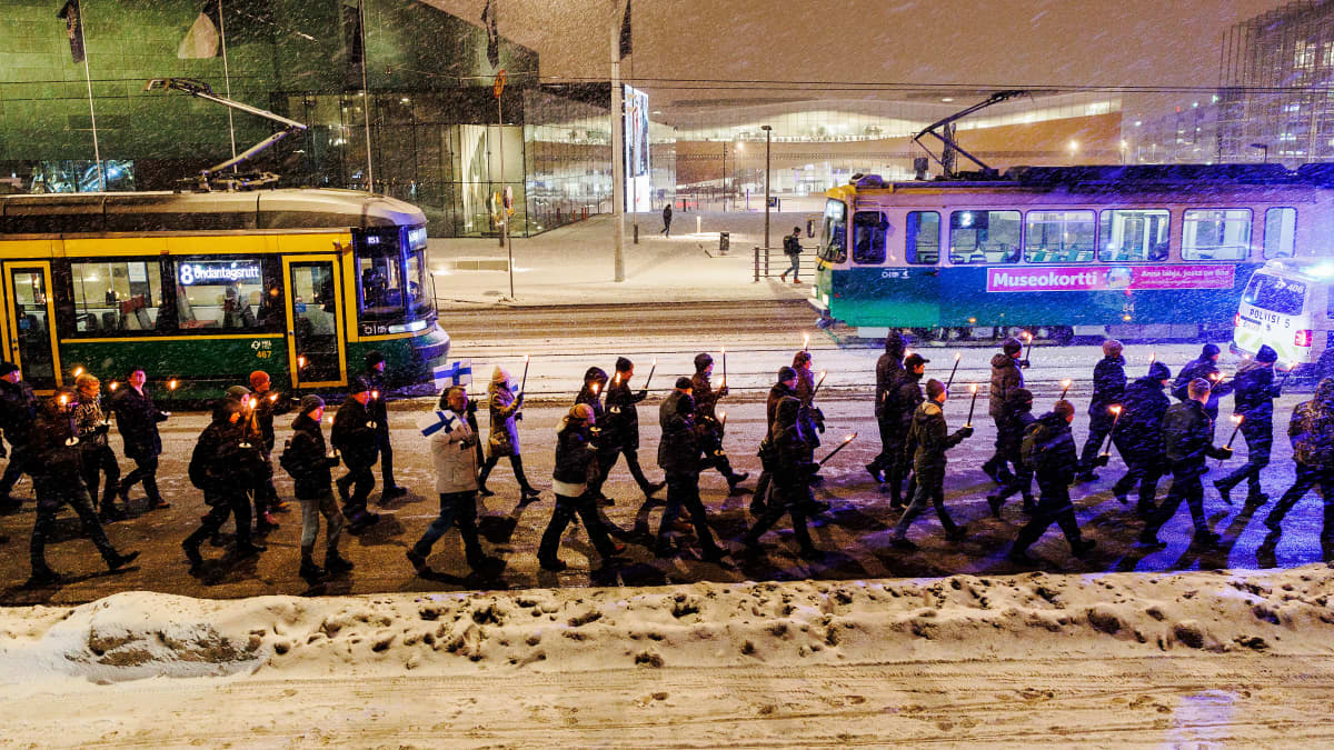 612-soihtukulkue Helsingissä joulukuussa 2022.