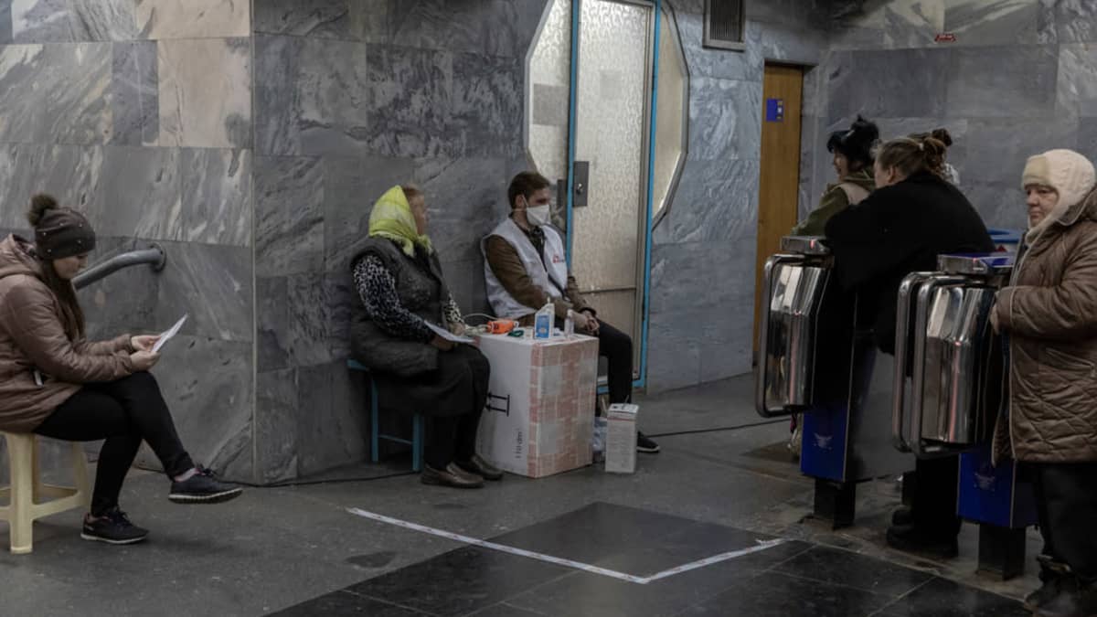 Ihmiset jonottavat Harkovassa metroasemalla Lääkärit ilman rajoja -järjestön mobiiliklinikalle.
