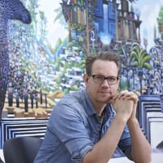 Kuvataiteilija Samuli Heimonen Galleria Heinon näyttelyssä taustalla teos Atlas Novus.