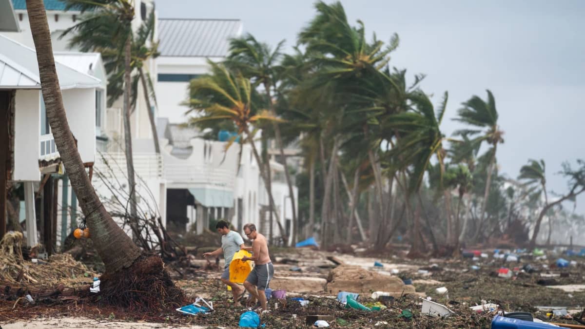 Ihmisiä kävelee rannalla Ian-myrskyn aiheuttamien tuhojen keskellä Bonita Springsissä Floridassa.