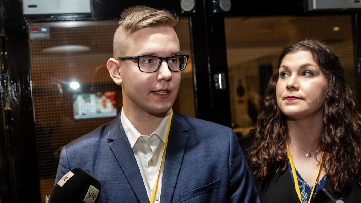 PS-nuorten puheenjohtaja Asseri Kinnunen ja jäsen Auri Saarelainen.