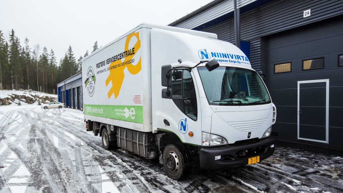 Sähkökuorma-autot ovat tulossa jakeluliikenteeseen – nyt Tampereella  testataan, onko vanhan dieselkuormurin sähköistämisessä järkeä