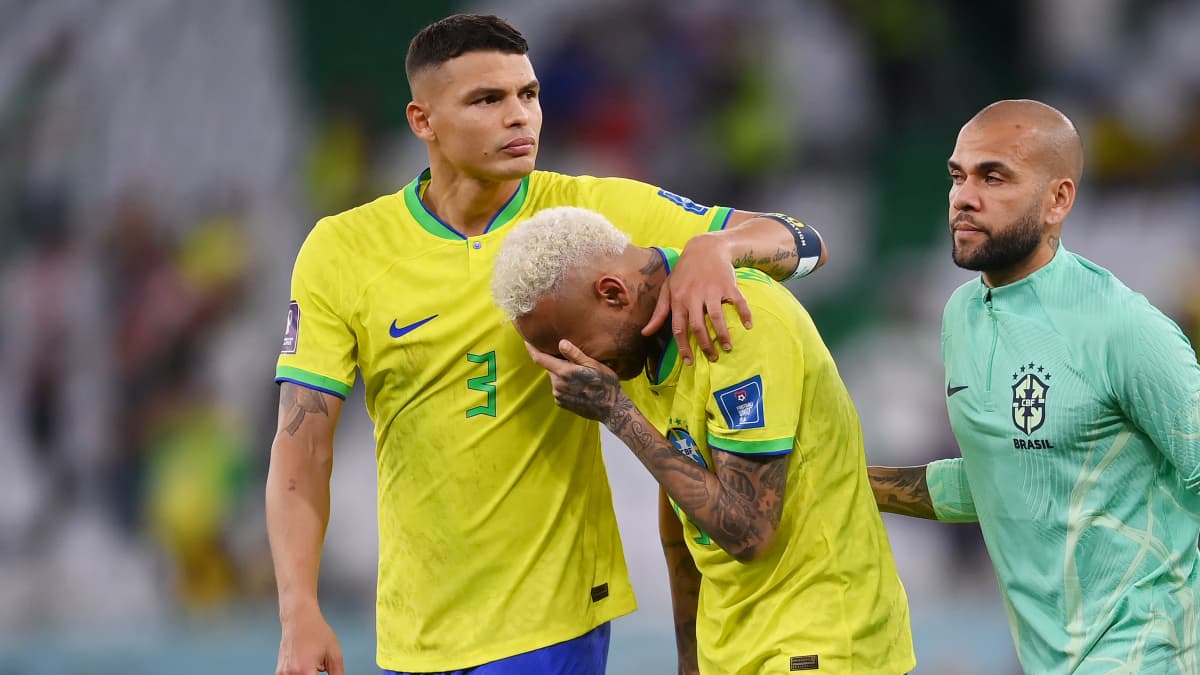 Thiago Silva ja Dani Alves lohduttavat Neymaria.