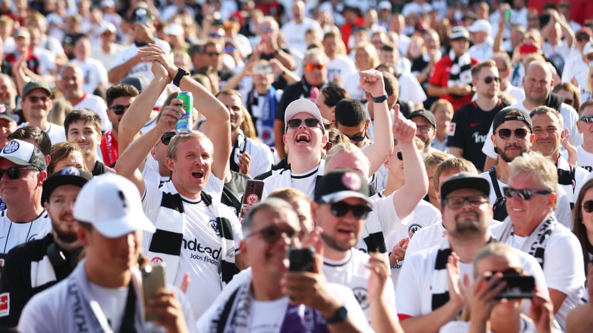 Frankfurtin fanit ottivat Super Cupista ilon irti Helsingissä.