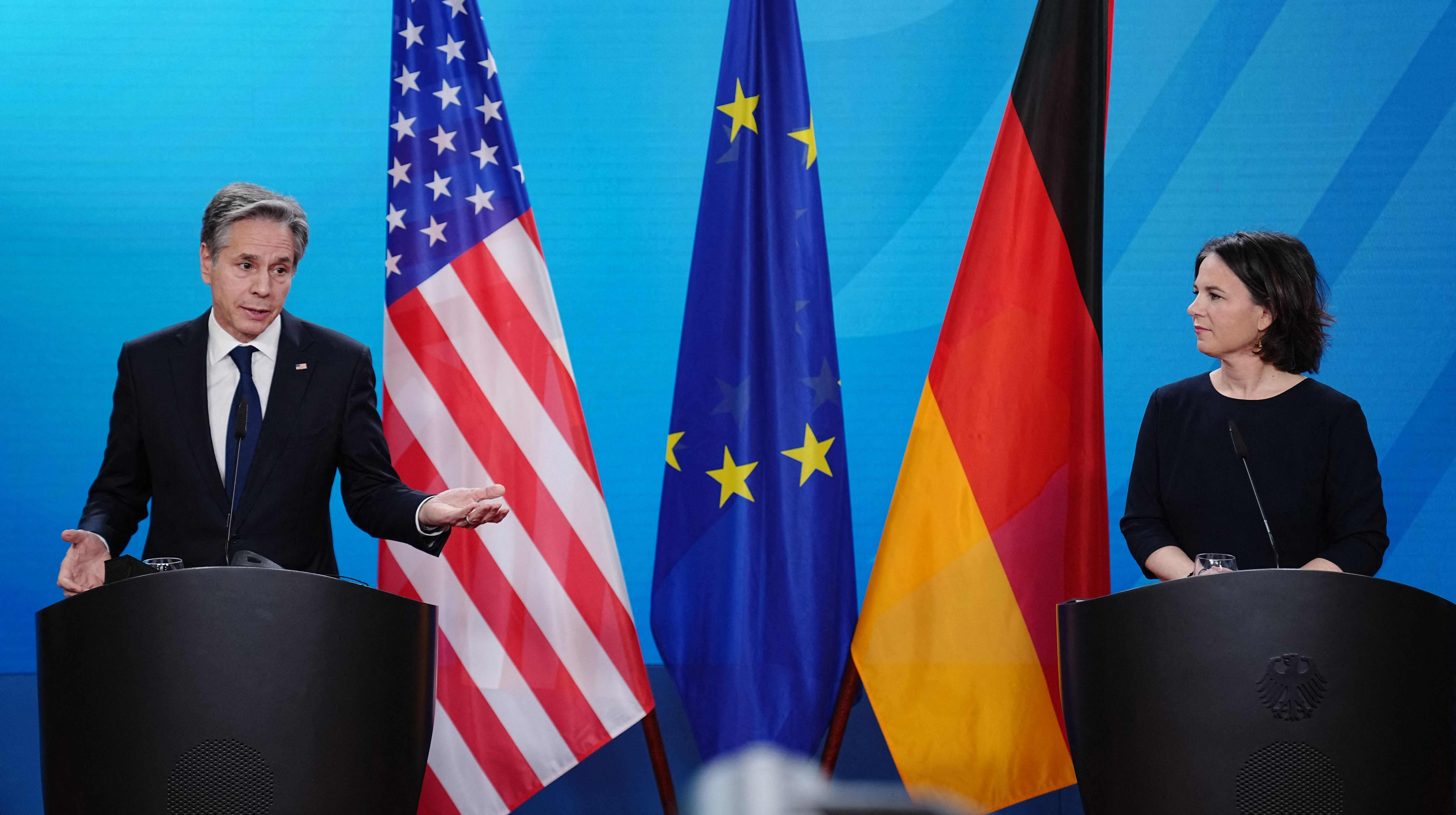 Yhdysvaltain ulkoministeri ja Saksan ulkoministeri tiedotustilaisuudessa, ministeiden välissä Yhdysvaltain, EU:n ja Saksan liput.