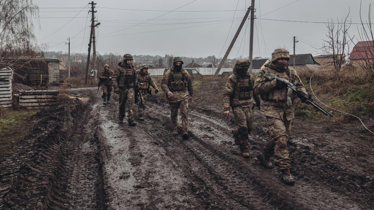 Ukrainalaiset sotilaat kävelevät rintamalle Bahmutiin