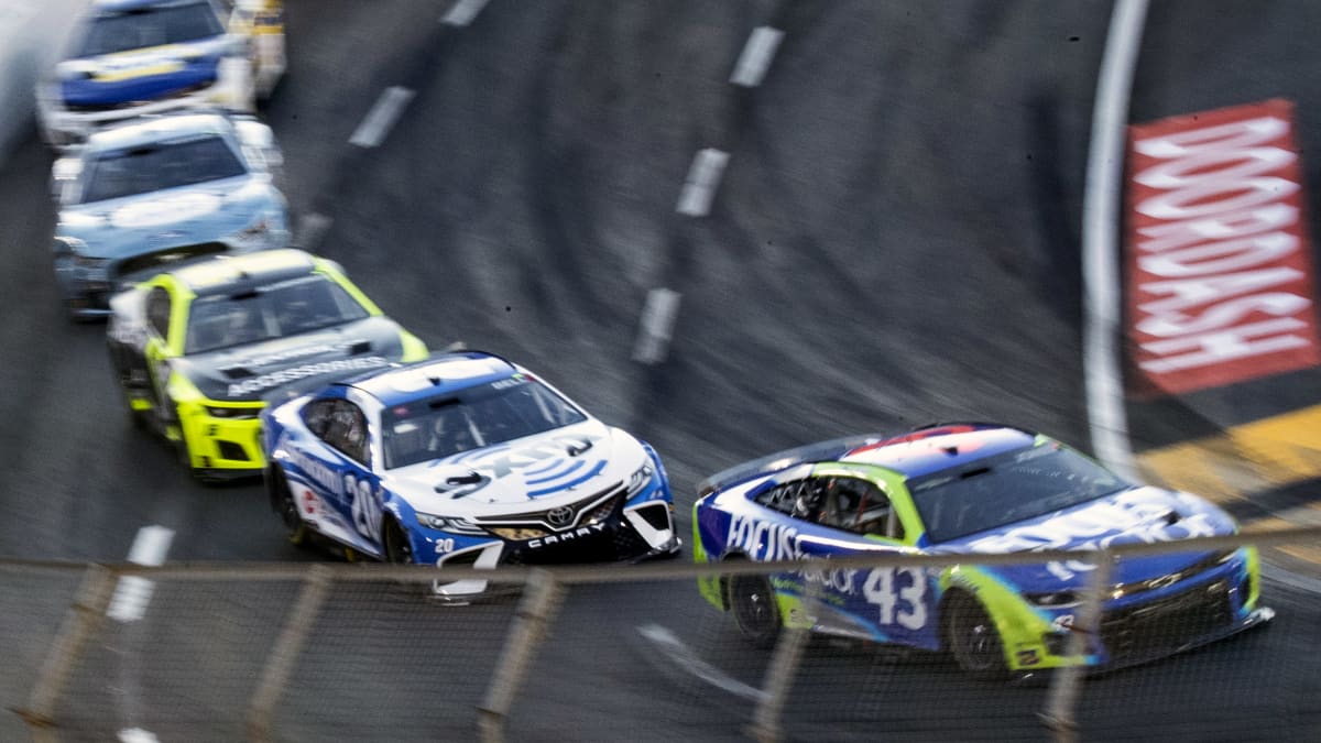 NASCAR-moottoriurheilukilpailut, jossa autot kaarteessa.