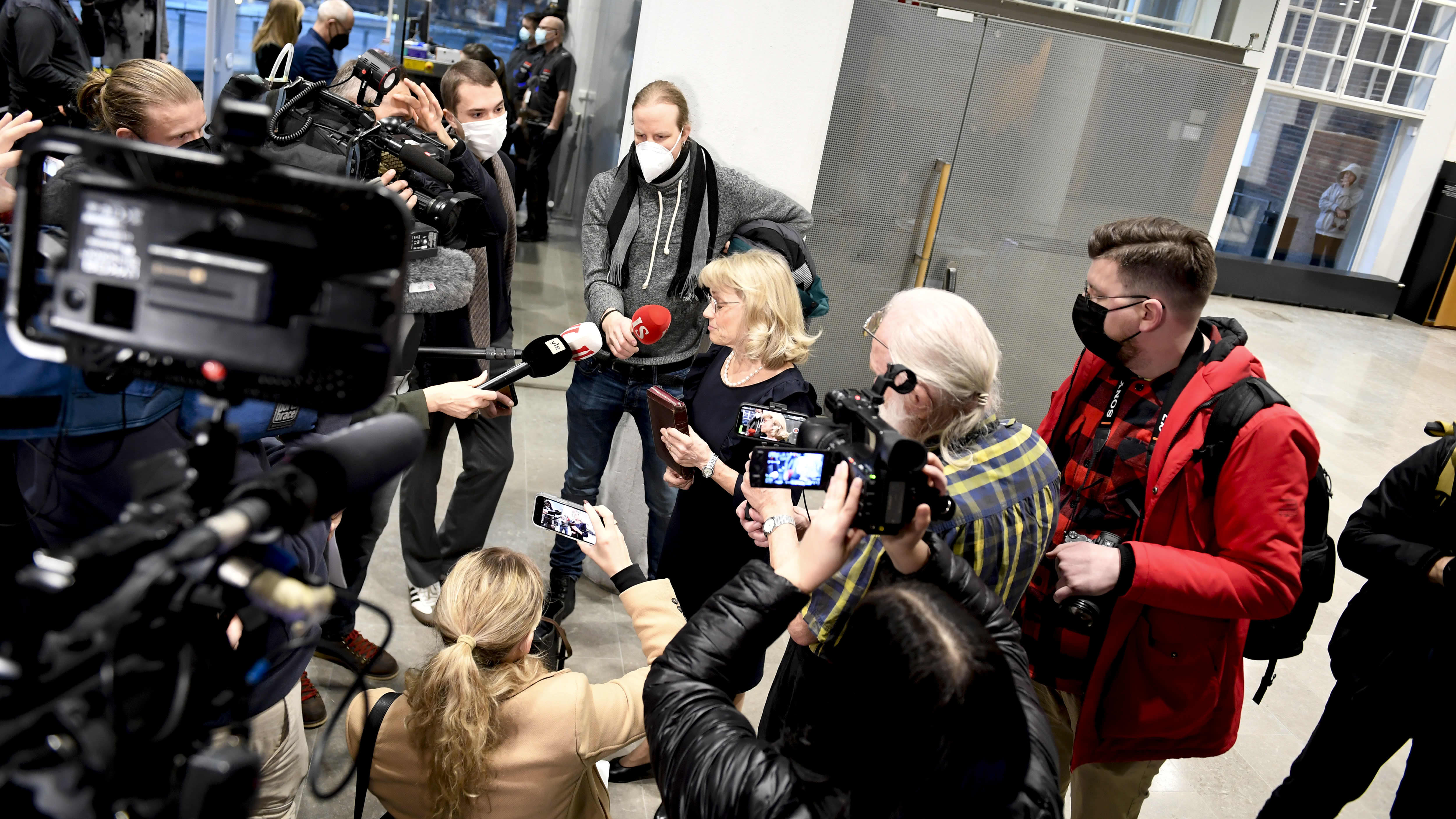 Päivi Räsänen media ympäröimänä käräjäoikeuden aulassa.
