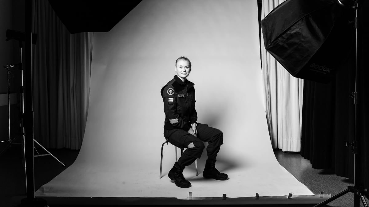 Luutnantti Kiira Kiikeri poseeraa mustavalkoisessa henkilökuvassa marraskuussa.