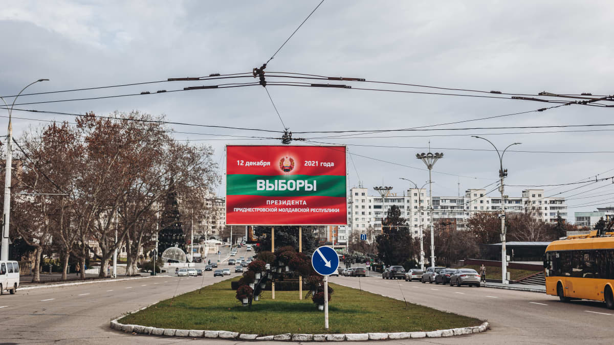 Tiraspolin presidentinvaalikampanjoita mainostava mainostaulu.