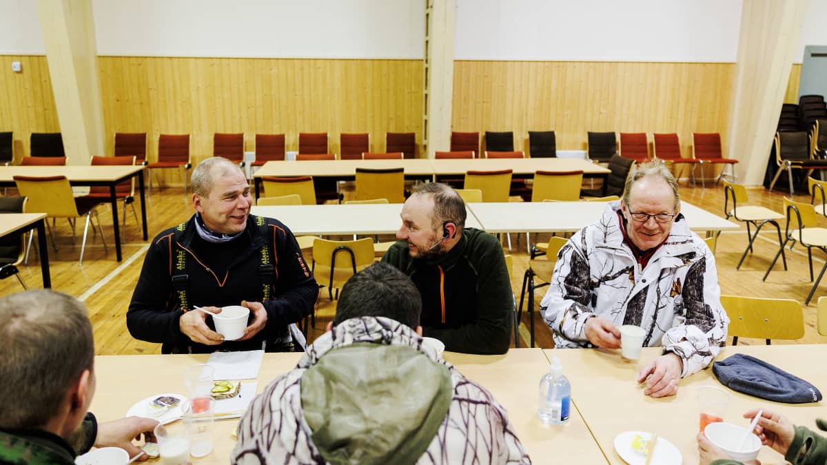 Ensikertalainen Pekka Aalto, useasti osallistunut Janne Lyytikäinen ja oppaana toiminut Hannu Kinnunen ruokapöydässä.