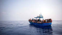 Kansalaisjärjestön SOS Mediterranee jäseniä Aquarius -aluksella pelastaessaan yli 250 siirtolaista puuveneellä, noin 50 kilometriä Libyan rannikolta, Välimerellä, 21. huhtikuuta 2018. 