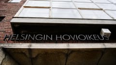 Helsingin hovioikeuden kyltti syyskuussa 2022.
