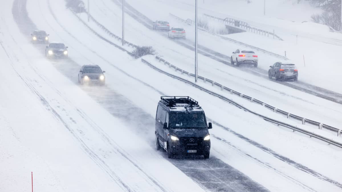 Autoja sankassa lumisateessa Länsiväylällä Matinkylän kohdalla.