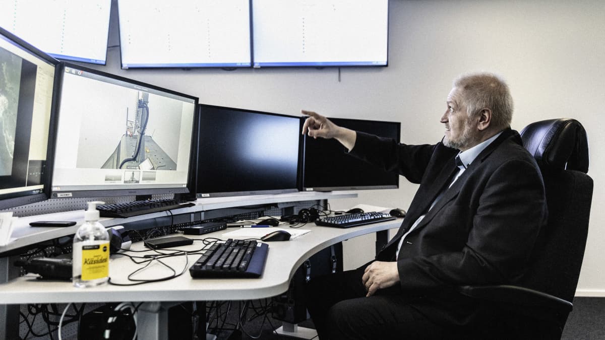 Suomen Hytöytuuli -yrityksen toimitusjohtaja istuu tuulivoimalan valvomossa tietokoneen edessä. Hän osoittaa kädellään ruudulle.
