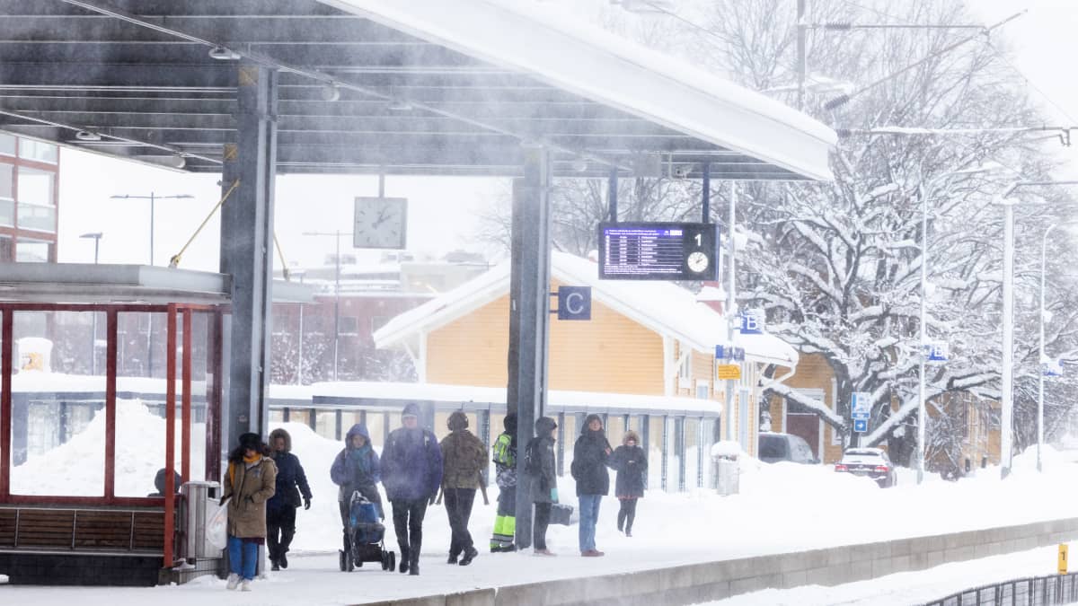 Ihmisiä odottamassa lähijunaan Espoosen keskuksessa.