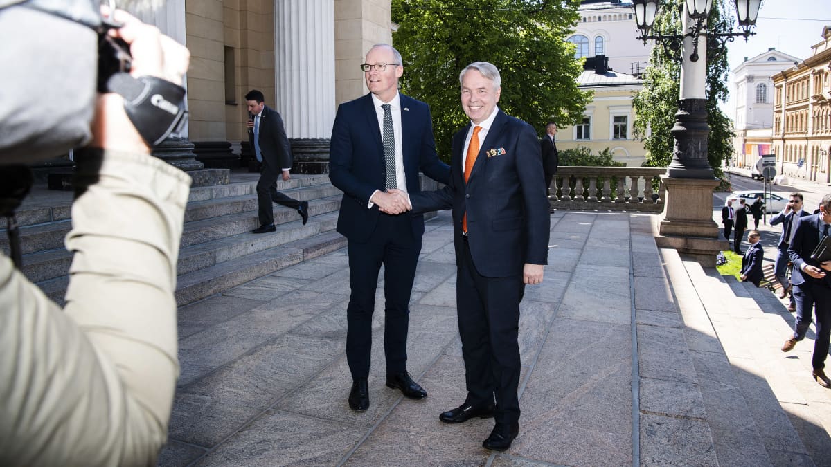 Pekka Haavisto ja Irlannin ulkoministeri Simon Coveney kättelevät Säätytalolla Helsingissä.