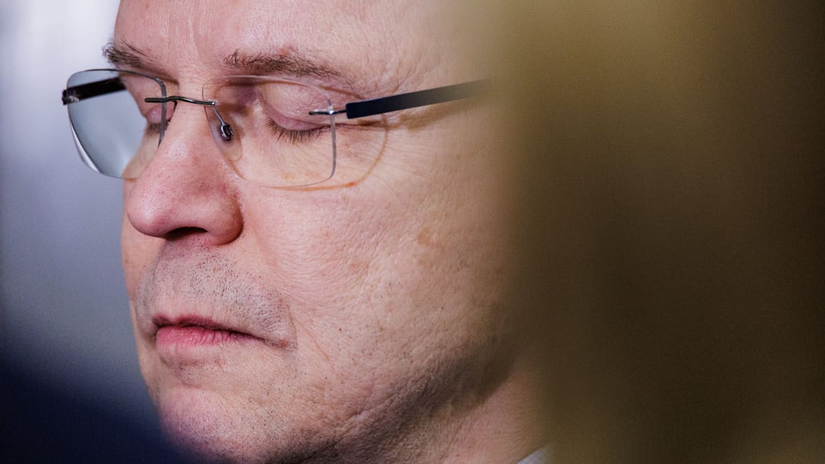 Jarkko Ruohoniemi kuuntelee Riku Aaltoa.