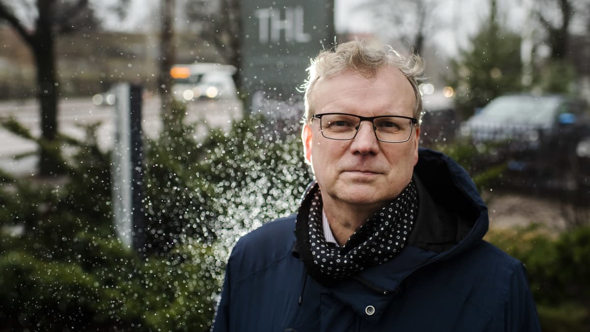 Markku Tervahauta poseeraa sateessa.