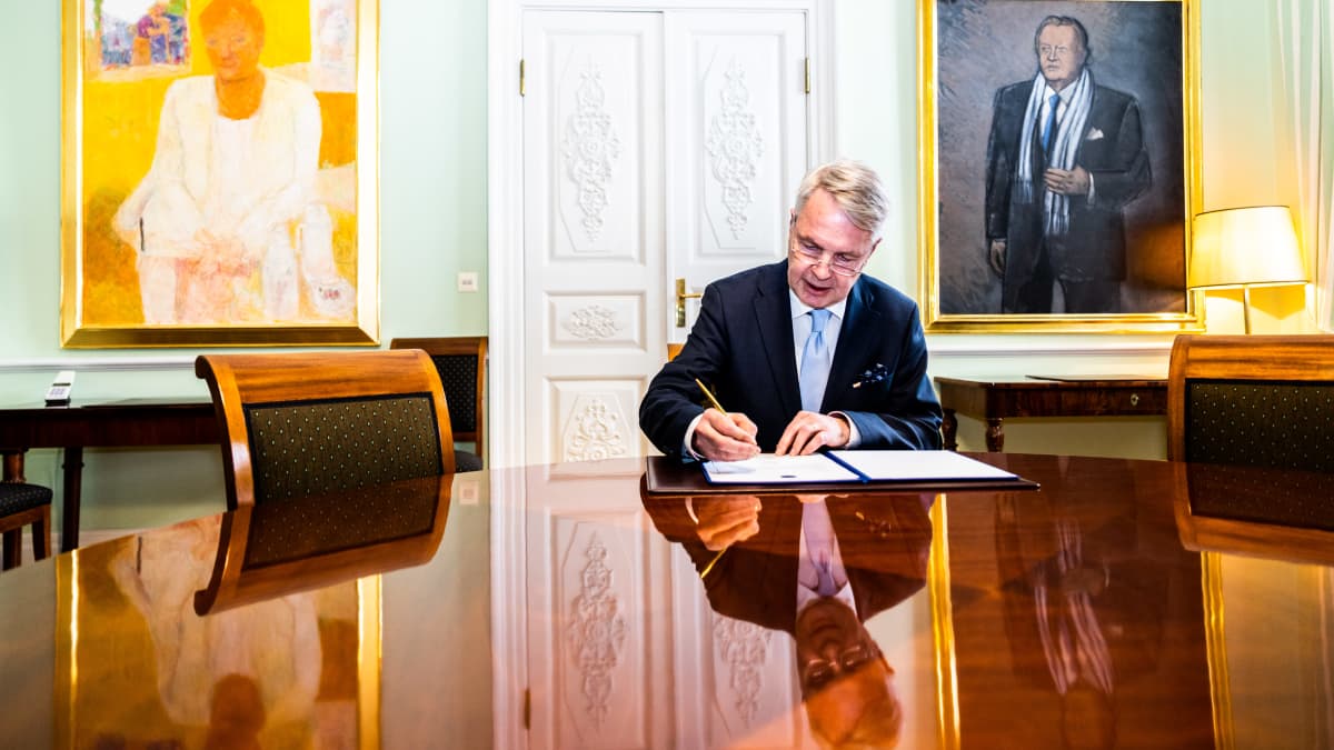 Pekka Haavisto allekirjoittaa Suomen Nato-hakemuksen.