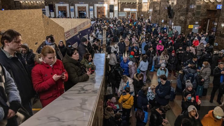 Paljon ihmisiä odottamassa Kiovan juna-asemalla poispääsyä Ukrainasta.