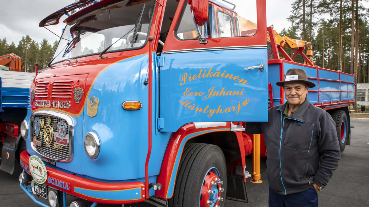  Juhani Pietikäinen Scania-Vabis-kuorma-auton vierellä.