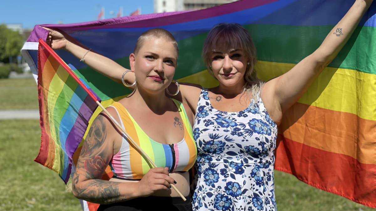 Veera Ehtee ja Tiina Ranta poseeraavat sateenkaarilipun alla