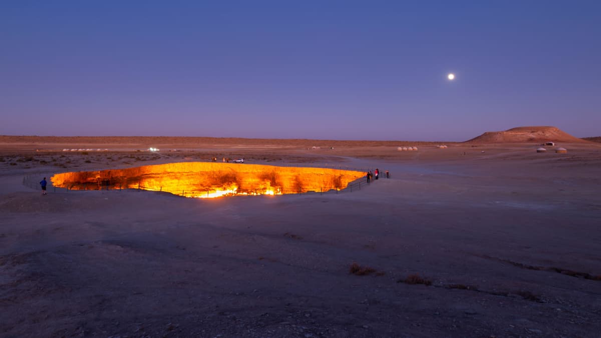 Karakumin aavikolla loimuava "Helvetin portti" kiinnostaa Turkmenistanissa vierailevia harvoja turisteja.