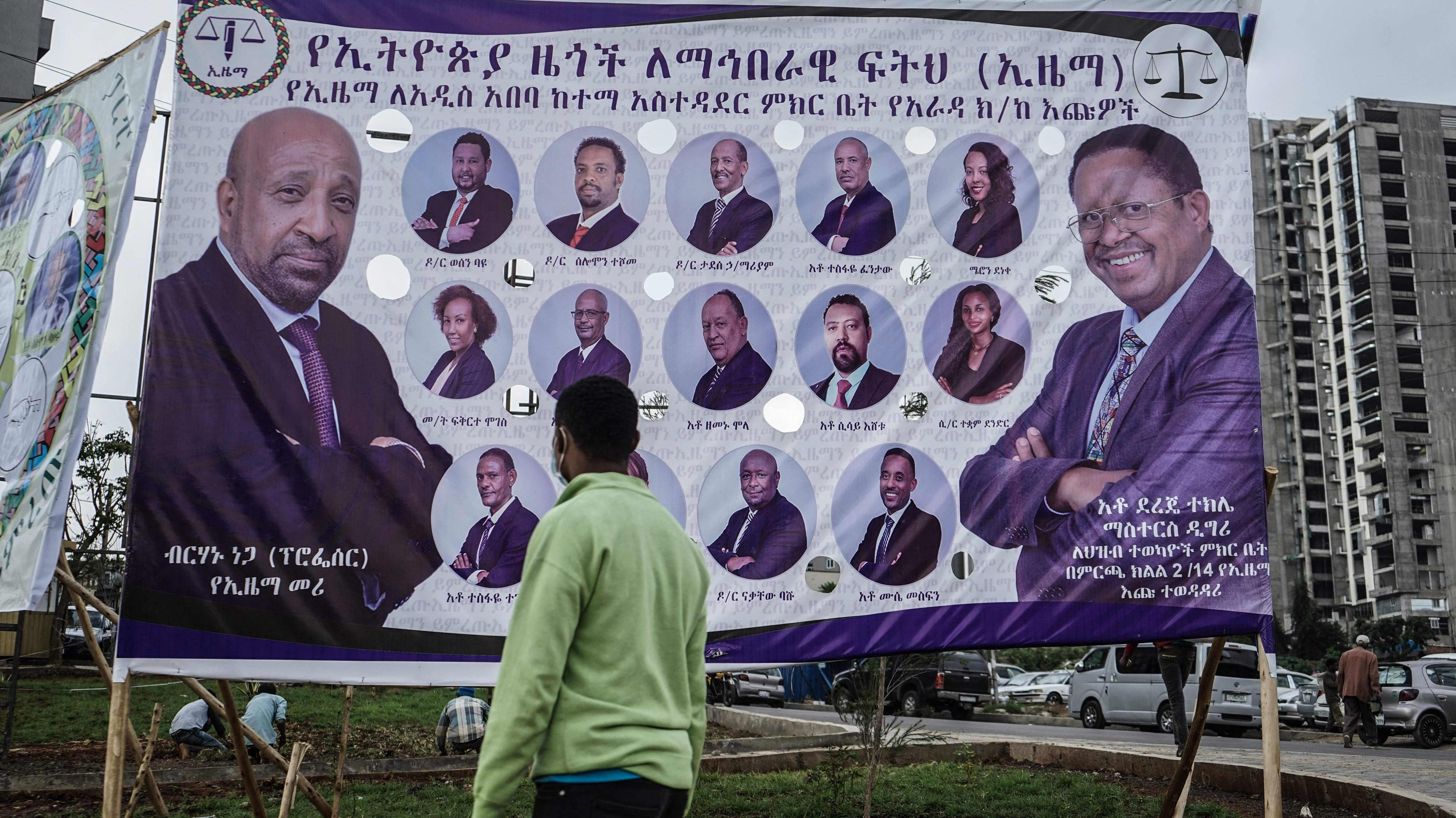 Mies katsoo vaalijulistetta  Addis Abebassa 11. kesäkuuta 2021