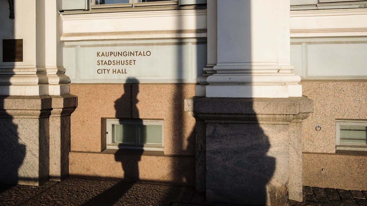 Helsingin Kaupungintalon seinälle heijastui varjoja 7. joulukuuta 2020.