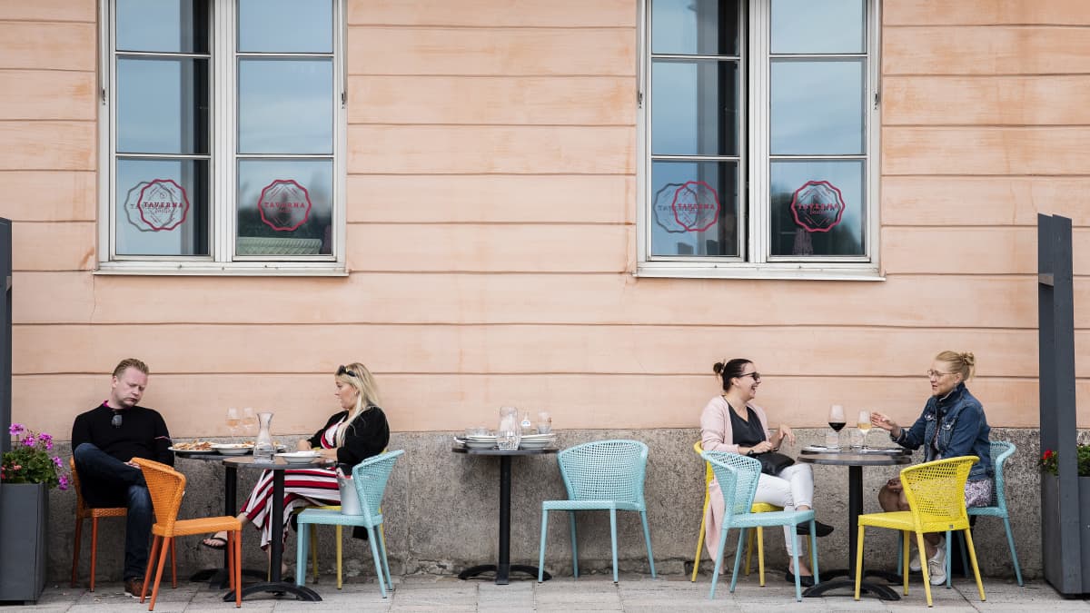 Vaelsa-ravintolan terassilla Helsingissä lounastettiin päivällä.