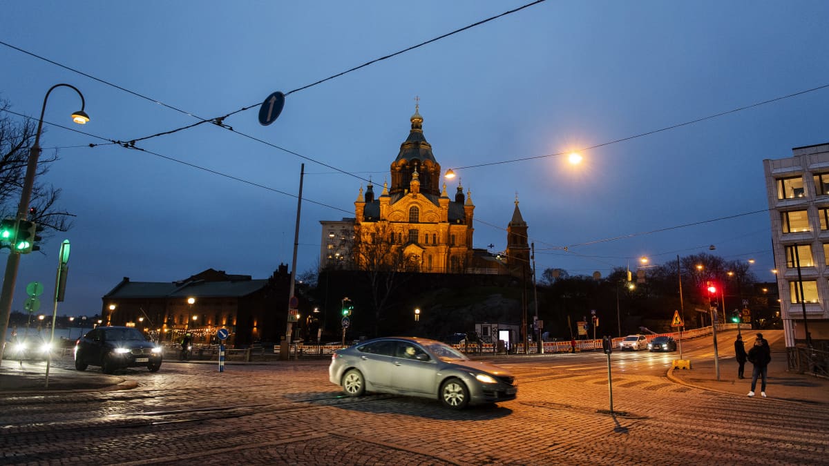 Uspenskin katedraali Helsingissä illan pimentyessä.