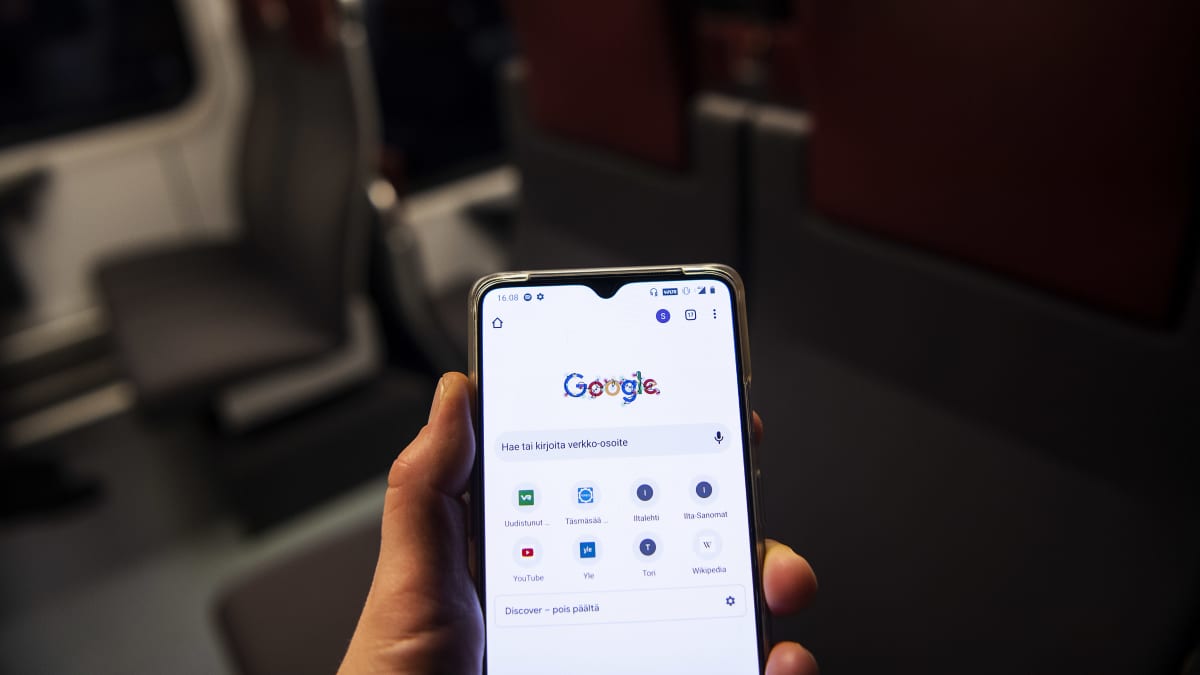 Älypuhelin, jonka näytöllä on Google-hakukone.